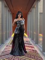 فستان سهرة أسود فخم بتطريز فضي وتصميم راقٍ