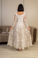 فستان دانتيل طويل بتصميم أنثوي راقٍ