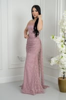 فستان سهرة وردي لامع بتصميم ضيق وكورسيه أنثوي فاخر