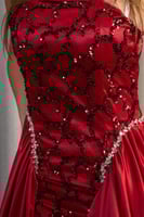 فستان سهرة أحمر طويل بتطريز فاخر