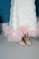 فستان بناتي أبيض ووردي مزخرف بالورود مع كشكش ناعم...