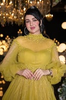 فستان سهرة أصفر بتصميم ملكي وتفاصيل لؤلؤية فاخرة