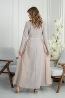 جلابية أنيقة بتصميم انسيابي وتفاصيل طولية