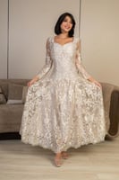 فستان دانتيل طويل بتصميم أنثوي راقٍ