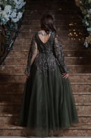 فستان سهرة أخضر مطرز بأكمام شفافة