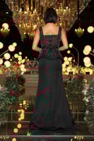 فستان سهرة أسود راقٍ بتفاصيل خرزية فاخرة وتصميم مت...
