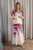 فستان أوف وايت طويل بنقشة ورود أنيقة