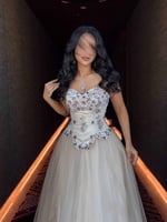 فستان لورا الأبيض الملكي المطرّز