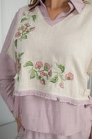 طقم نسائي بلون وردي ناعم مع تطريز زهري