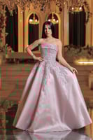 فستان سهرة بنفسجي فاتح مطرز بتصميم ملكي