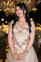 فستان سهرة بيج بتصميم تول مطرز وذيل منفوش ناعم