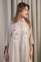 جلابية بيج فاتح بتطريز زهري ناعم ولمسة أنثوية راقي...