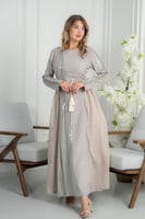 جلابية أنيقة بتصميم انسيابي وتفاصيل طولية