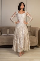 فستان دانتيل طويل بتصميم أنثوي راقٍ