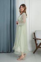 جلابية ناعمة بلون أخضر فاتح بتطريز أنيق