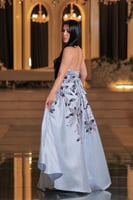 فستان لافندر مطرز بتصميم ملكي راقٍ