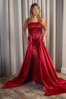 فستان سهرة أحمر طويل بتطريز فاخر