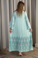 جلابية ناعمة مطرزة بقصة واسعة بلون سماوي فاتح