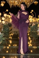 فستان سهرة عنابي بتطريز فاخر وأكمام واسعة شفافة