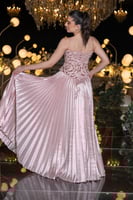 فستان سهرة وردي لامع بكسرات حريرية وتطريز ناعم