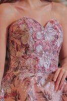 فستان سهرة وردي مطرز بتصميم كورسيه وقصة واسعة