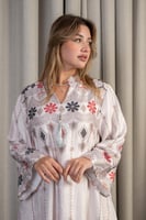 جلابية ناعمة مطرزة بنقوش تراثية أنيقة