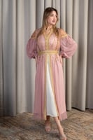 جلابية وردية أنيقة بتفاصيل ذهبية وتصميم أنثوي راقٍ