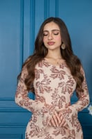 فستان سهرة ناعم مطرز بالكامل بلون روز جولد