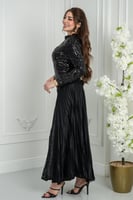 فستان سهرة ناعم أسود لامع بتصميم بليسيه راقٍ