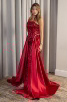 فستان سهرة أحمر طويل بتطريز فاخر
