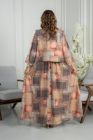 جلابية بنقشة مربعات فنية بألوان دافئة