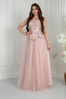 فستان سهرة وردي منفوش مطرّز بتصميم ببلوم وصدر على...