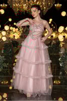 فستان سهرة وردي بتصميم تول مطرز وطبقة علوية مزخرفة...