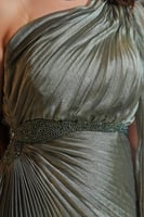 فستان سهرة جازار أخضر زيتوني بكتف واحد وطيات فاخرة