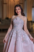 فستان لورا الوردي المطرّز الفاخر