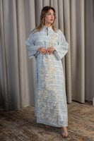 جلابية سماوي فاتح بنقشة زهرية ناعمة وتصميم راقٍ