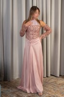 فستان سهرة وردي طويل بتطريز أنيق