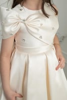 فستان بناتي أنيق بلون أوف وايت بتصميم فاخر للمناسب...