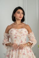 فستان وردي منقوش بأكمام وقصة أنثوية