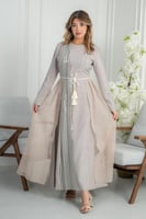 جلابية أنيقة بتصميم انسيابي وتفاصيل طولية