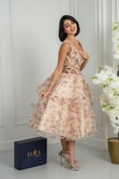 فستان بيج أنيق بطبقات تول ونقشات ناعمة