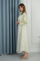 جلابية نسائية بلون أخضر فاتح مع تطريز ناعم