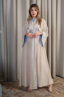 جلابية أنيقة بلون بيج مع تطريز أزرق ناعم