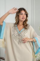 جلابية ناعمة بتطريز أنيق ولمسات تركواز