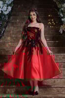 فستان لورا الأحمر المطرّز القصير الفاخر