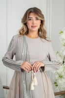 جلابية أنيقة بتصميم انسيابي وتفاصيل طولية