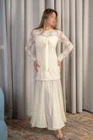 فستان أوف وايت طويل بأكمام دانتيل أنيقة