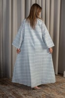 جلابية سماوي فاتح بنقشة زهرية ناعمة وتصميم راقٍ