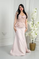 فستان سهرة وردي بتصميم ببلوم مطرز وأكتاف ساقطة