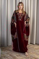 جلابية فاخرة بلون عنابي بتطريز تراثي أنيق